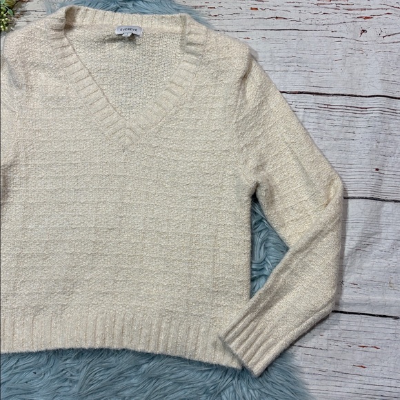 Evereve Ashlyn Strong Shoulder V-Neck Sweater in Cream Metallic - Picture 8 of 9
